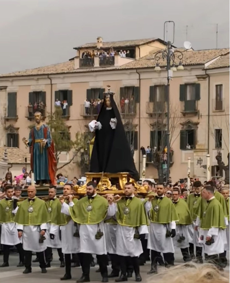 SULMONA : La Madonna che scappa.